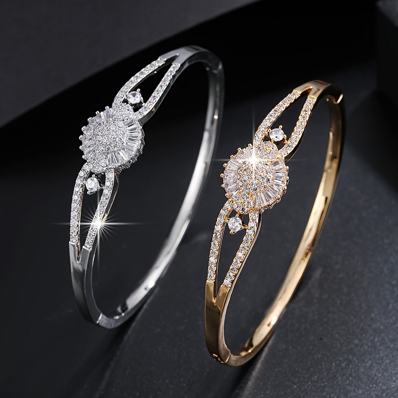 Elegant And Sophisticated Zirconia Bracelet With A Trendy And Minimalist Design, Exuding A Sense Of Luxury And Fashion.