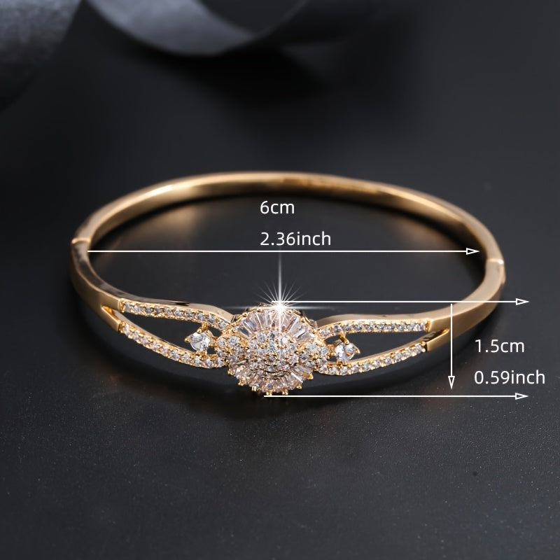 Elegant And Sophisticated Zirconia Bracelet With A Trendy And Minimalist Design, Exuding A Sense Of Luxury And Fashion.