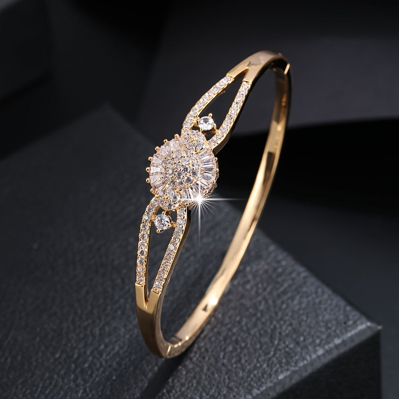 Elegant And Sophisticated Zirconia Bracelet With A Trendy And Minimalist Design, Exuding A Sense Of Luxury And Fashion.