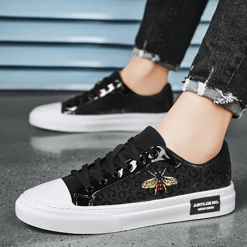 2024 Summer Men's Casual Sports Shoes Leather Upper Skull Small White Shoes Men Sports Shoes New Solid Color Flat Heel Men Shoes