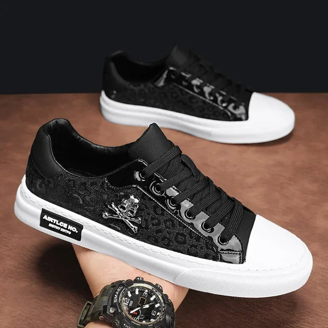 2024 Summer Men's Casual Sports Shoes Leather Upper Skull Small White Shoes Men Sports Shoes New Solid Color Flat Heel Men Shoes