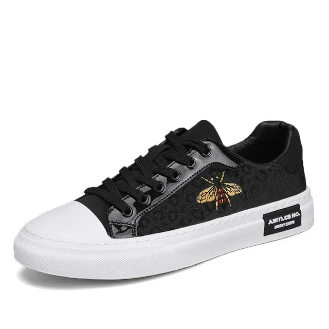 2024 Summer Men's Casual Sports Shoes Leather Upper Skull Small White Shoes Men Sports Shoes New Solid Color Flat Heel Men Shoes